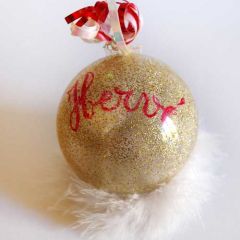Boule de Noël dorée à remplir de bonbons et avec inscription du prénom des convives.